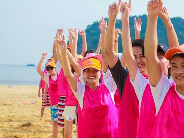 Chất liệu lưới mỏng, rộng rãi, dễ mặc ngoài áo thun.